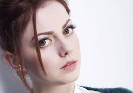 Después de algunas experiencias en el ámbito musical con dos bandas, se dio a conocer como cantante solista en el 2011. Annalisa Scarrone Fa Scintille Famiglia Cristiana