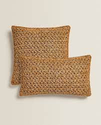 Zara home vi fa vivere un autunno ricco di sorprese raffinate, perché è maestra nell'home decor e fa dello stile e del fascino le sue note distintive. Decorative Cushions Zara Home