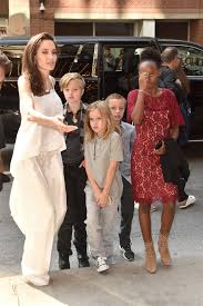 Angelina jolie plastic surgery 2021. Angelina Jolie Zeigt Privat Fotos Mit Ihren Kindern Gala De
