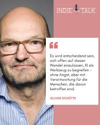 Daniel Hettinger ist Comedy Autor und Game Writer. Er hat eine BA in  Digital Media und hat an der University of California, Los Angeles „Writing  for TV Comedy“ studiert. Aktuell arbeitet er