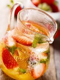 Sangria De Vin Blanc Aux Fraises Recette Recette Sangria Sangria Recettes De Cuisine