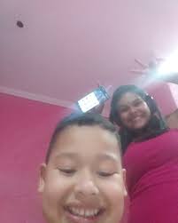 Eu amo pegar o celular da mamãe e tirar várias self