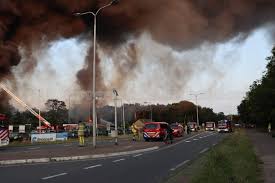 Meerdere brandweerwagens kwamen ter plaatse. Gduhnumxjjfowm