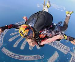 In general, you should expect to pay around £200 (€218/$240) to £300 (€327/$360). Skydive Dubai Tandem Skydive In Dubai Extreme Air Sports