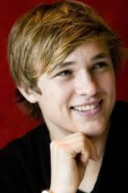 Jednoho dne lucinku a edmunda pevensieovy společně s jejich bratrancem eustacem spolkne obraz a přenese je zpátky do narnie. William Moseley Osobnosti Cz