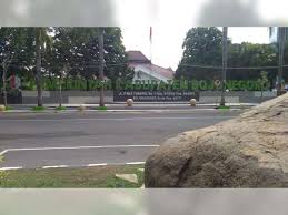 This originated as the city in which the switch computer for that area code is located, but is no longer the case. Suasana Baru Di Depan Pendapa Pemkab Bojonegoro Beritabojonegoro Com