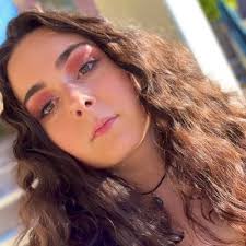 Danielle Hix's Instagram, Twitter & Facebook