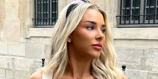 Piłkarka olśniewa w gorących kabaretkach i skórzanych butach. Co za widok!