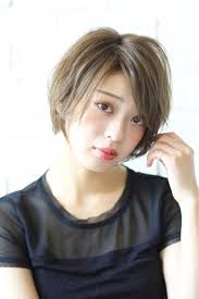 本田翼さんのような小顔ショート 無造作な動きがシンプルなショートに