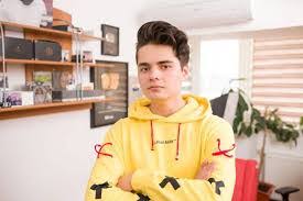 Los blogs de video son una forma de entretenimiento abierta y gratuita, pero hay algunos componentes de toda rutina de los vloggers exitosos que también deberás emplear. Am Aflat AdevÄƒrul Cat CaÈ™tigÄƒ De Fapt Un Vlogger Sumele Reale La Care Se Poate Ajunge Oricine Poate Face Asta Capital