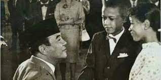Namun pada akhirnya, patung yang dibuat pada 2010 tersebut dipindahkan ke sdn menteng 01 yang dirasa lebih sesuai. Cek Fakta Tidak Benar Foto Presiden Soekarno Bersama Barack Obama Kecil Merdeka Com