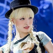 Liz Singer's Instagram, Twitter & Facebook