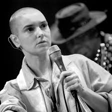 KIJK. Honderden mensen aanwezig op uitvaart van Sinéad O'Connor