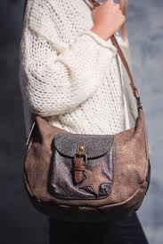 Sac Marron Bandouilere Format Moyen Fermeture Zip Etoile Sur Le Sac Marque Mandoline A Retrouver Sur Notre Site Www Dres Sac Marron Sac Boutique En Ligne