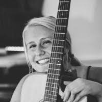 Julia Dodson's Instagram, Twitter & Facebook