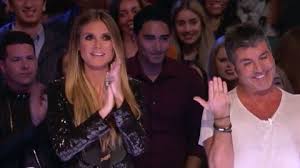 As of 2021, simon cowell's net worth is $600 million. Simon Cowell Sturzt Mit Dem Rad Und Bricht Sich Den Rucken Stern De