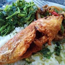 Bila ke dapur, dia akan menyediakan sayur bayam goreng, ikan goreng, sambal belacan dan ayam masak kicap. Makan Tengahari Sayur Lemak Bayam Dan Ikan Kerisi Goreng