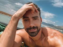 Ο σάκης πάει να την καταστρέψει για δεύτερη φορά. Sakhs Tanimanidhs Einai Mia Poly Wraia Gynaika Poy Apekthse Fhmh Epeidh Pantreythke Emena Video Newsbreak