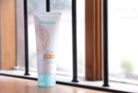 Untuk produk sunscreen yang cocok untuk kulit berminyak, merek lokal ini menghadirkan perfect shield helios daily protection yang mengandung spf 50 & pa+++. 5 Rekomendasi Sunscreen Yang Aman Untuk Kulit Berjerawat Seruni Id