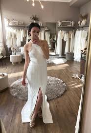 In unserem kölner atelier entwerfen und schneidern wir seit 2005 gemeinsam mit unserem team brautkleider und brautaccessoires für den großen tag. Pin Auf Labude Brautboutique Und Atelier