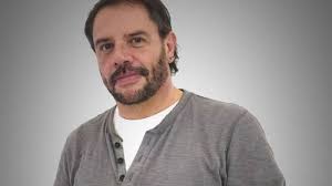 El actor cuenta con una extensa trayectoria en las televisoras mexicanas héctor parra participó en las producciones 'la pícara soñadora' (1991), 'el vuelo del aguila' (2004). Kskeibol0w Lxm
