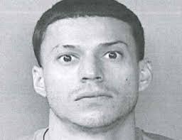 Hombre ataca a machetazos a anciano en Hato Rey Se le fijó una fianza de  $20 mil, que no prestó Oscar Candelaria Ortiz, de 30 años, quien  presuntamente en la noche del