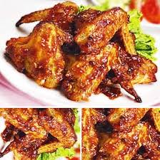 Ayam dibaluri tepung dan digoreng hingga renyah, kemudian disiram saus barbekyu yang dicampur soda. Resep Sayap Ayam Pedas Manis Bikin Ketagihan County Food
