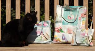 Schnittmuster einkaufstasche nähen schnittmuster kostenlos wachstuch taschen tragetaschen nähen kleine tasche nähen tasche außerdem kann die tasche aus wachstuch oder laminierten baumwollstoffen genäht werden, somit ist sie abwaschbar. Olivia Twist Einfache Beuteltasche Aus Wachstuch Mit Innenfutter