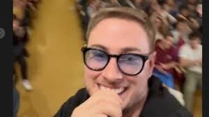 Max Felicitas, il pornoattore si incatena fuori dalla scuola che lo ha  rifiutato