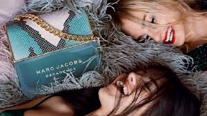 Hi, i'm ashley, and today i'll be reviewing marc jacobs decadence. Marc Jacobs Decadence Parfums Das Sind Die 3 Highlights Vogue Germany