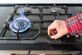 Apa furnitur untuk dimasukkan ke dalam dapur 6 persegi. Seorang Pria Menyalakan Kompor Gas Dengan Alat Pengapian Listrik Otomatis Pembakar Gas Modern Dan Kompor Di Dapur Warna Hitam Gelap Dan Dapur Kecil Kayu Di Apartemen Modern Foto Stok Unduh Gambar