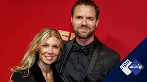 Zodra hij de deur opent loopt simon regelrecht tegen de plakband aan die annemarie en kiki hadden opgehangen. Auhijf Sfadilm