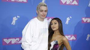 Image captionpete davidson and ariana grande dress up in harry potter costumes. Pete Davidson Ariana Grandes Verlobter Reisst Einen Witz Und Tritt Metoo Dabei Mit Fussen Stern De