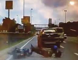 Tanpa menunggu lama lagi, akupun mulai memainkan dan menjilati itil mama dengan lidahku, aroma yang tercium sungguh amat enak terasa di hidungku. Pemandu Suv Kes Langgar Lari Dicari