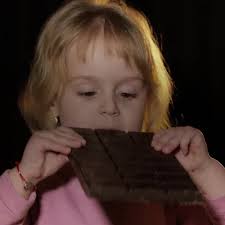 A esas personas que las llaman locas por cantar alto, por reírse a  carcajadas sin importar quien las vea. No son así porque nunca se hayan  roto, sino porque entendieron que la