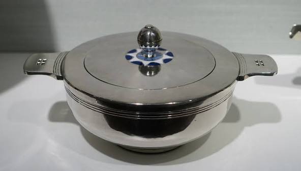 File:Container by Jan Eisenloeffel, Atelier Amstelhoek, Amsterdam,  1900-1902, silver, enamel - Hessisches Landesmuseum Darmstadt - Darmstadt,  Germany - DSC00788.jpg - Wikimedia Commons