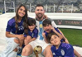 Lionel Messi: Từ cậu bé 11 tuổi thiếu hụt hormone tăng trưởng đến người  hùng Argentina