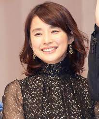 石田ゆり子 ブラック ゴールドの透け感ドレスで軽やかに 美脚もちら見せ 毎日キレイ 石田ゆり子 ヘアスタイル 石田ゆり子 ファッション 石田ゆり子