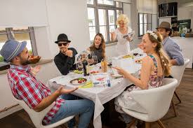 A murder mystery party is a themed event where attendees dress up to match an era or a genre. Murder Mystery Party Brettspielabend