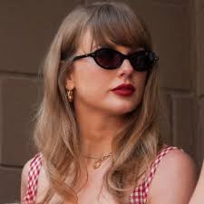 o que eu mais achei fofo é que no menu tem essa parte chamada “the players”  e só possui 4 drinks the alchemy = taylor big yeti = travis queen b =