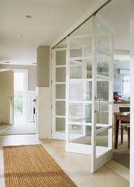 Una alternativa bastante sencilla para tu cocina es que la puerta sea totalmente de cristal, de esta forma la luz penetra como si no hubiera la puerta, siempre que el cristal no sea al ácido, en esta caso tendrás más intimidad. Pin En Decoracion