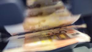 Wie sieht es mit einem euro schein aus? Geld Abheben So Geht Die Stuckelung Am Geldautomaten Geld Sz De