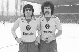 Maglia calcio adidas eintracht braunschweig 16# jagermeister matchworn trikot. Eike Immel Links Mit Einem Vfb Sondertrikot Und Christian Streich Im Dress Der Stuttgarter Kickers Stuttgarter Zeitung