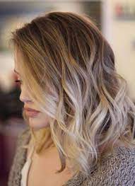 lange haare ombre look eine schlanke frau mit lassigen locken und weisses kleid balayage hair hair styles hair color 2018