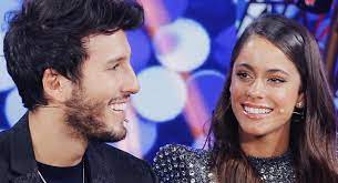 La relación entre sebastián yatra y tini stoessel parecía ser nada más propaganda para que ambos artistas pudieran vender su música, pero en el clip, el interprete de cristina besa a la estrella pop argentina en el cuello; Reconciliacion Tini Revelo Si Es Cierto Que Esta En Conversaciones Con Sebastian Yatra