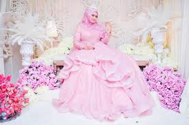Arti warna merah biru hijau kuning hitam ungu coklat orange pink putih emas, abu abu tua. Pilih Baju Kahwin Ikut Warna Kegemaran Alih Alih Pasangan Nampak Kelabu Pula Atas Pelamin Sebab Warna Tak Sesuai Pesona Pengantin