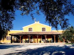 Consta de 3 casas rurales, salón común para eventos, piscina cubierta, parque infantil, campo de futbol, canasta minibasket, zona de aparcamientos, terrazas, barbacoas, amena iluminación, etc. Casa Rural Granja Moratalla Cortijo De Rojas