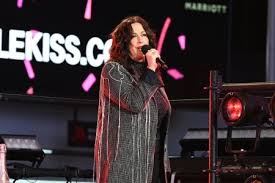 Twitter Reacts After Abc Censors Alanis Morissette S New Year S Rockin Eve Performance Of You Ought In 2020 Alanis Morissette You Oughta Know New Broadway Musicals
