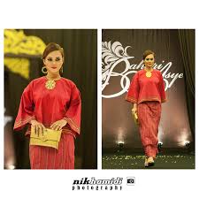 Okeh, untuk video kali ni saya kongsikan pada anda cara buat pola baju kurung kedah moden. Syawal 1437 Hijrah Fashion Showcase By Bahari Asyek Segmen 1 Jurugambar Perkahwinan Malaysia
