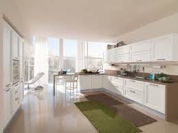 Cuisine noire et blanche qui se cache grâce à des portes coulissantes cuisine noire et blanche dynamisée par un carrelage esprit damier La Cuisine Retro Moderne 94 Idees Deco A Essayer